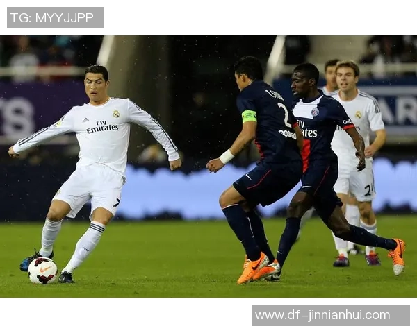 C罗与伊布巅峰对决回顾两位巨星的经典战役再现荣耀时刻